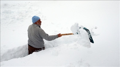 Kar kalınlığının bir metreyi aştığı dağ köylerinde vatandaşlar kürekle mesaide