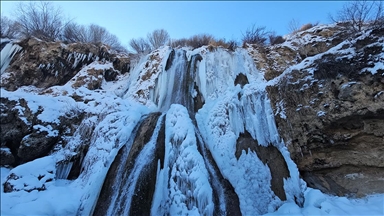 Büyük bölümü donan Erzincan'daki Girlevik Şelalesi'nde buz sarkıtları oluştu
