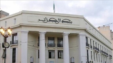 المركزي الجزائري يلغي منع إيداع الأموال نقدا في البنوك
