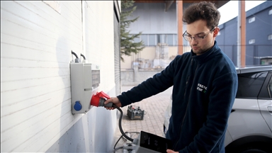 Bilim kurgu dizisinden etkilenen genç mühendis, yapay zekalı araç şarj ünitesi geliştirdi