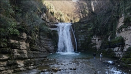 Gölalan Şelalesi kışın da ziyaretçi ağırlıyor