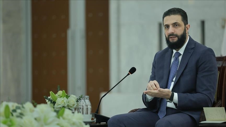 بعد شائعات عن محاولة اغتياله.. الشرع يتجول بدمشق ويتسوق بالعملة الجديدة