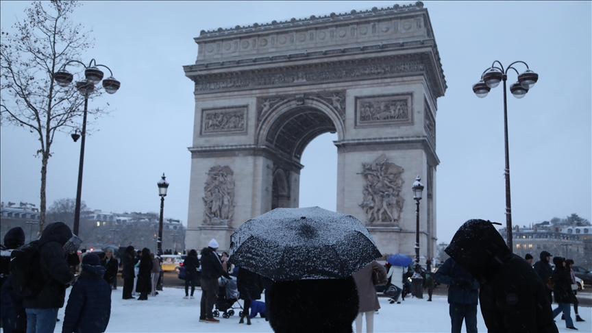 Neige et verglas à Paris : 40% des vols annulés mercredi matin à Roissy, 25% à Orly