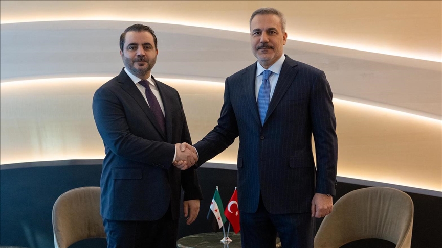 Kryediplomati turk u takua me homologun e tij sirian në Paris 