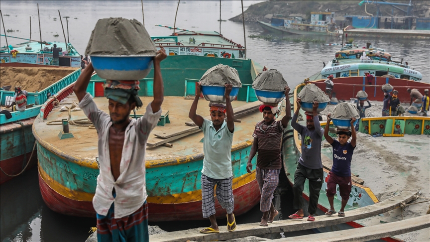 Бангладеш: Црпењето речен песок ја поддржува економијата, но причинува штета на животната средина