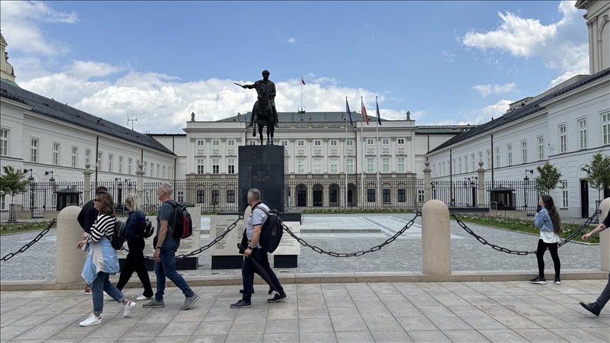 Poland rises to 7th most popular destination for UK migrants