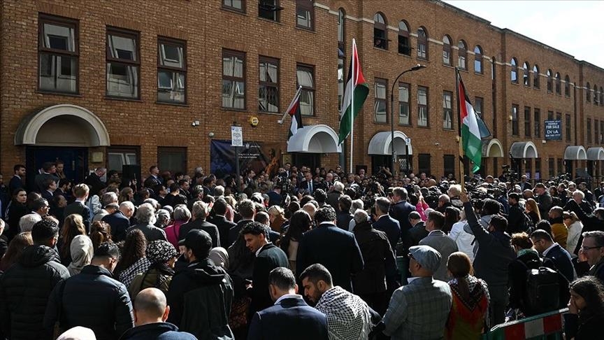 لافتة "سفارة فلسطين" تعلو مبنى بعثتها الدبلوماسية بلندن