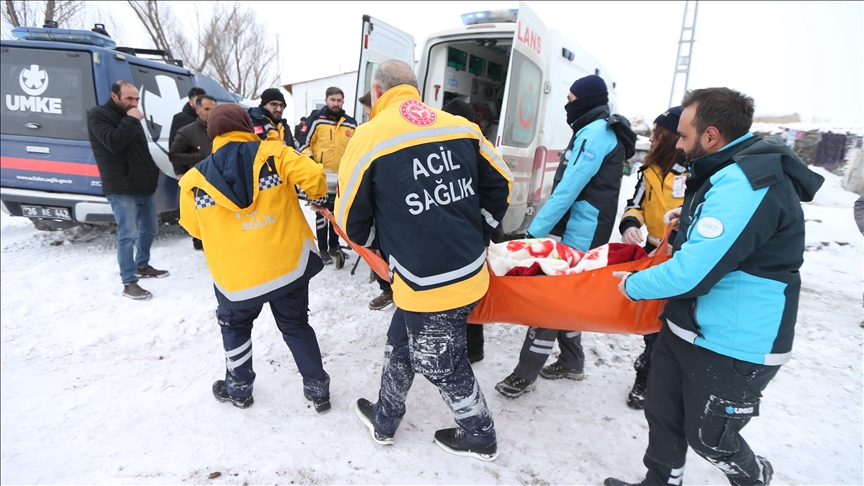 Kars'ta sağlık ekipleri karla kaplı dağları aşarak hastalara ulaşıyor