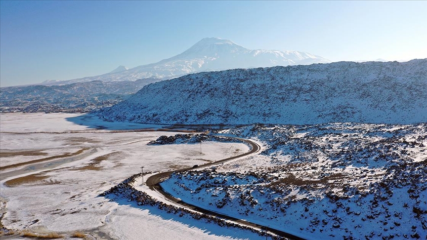 Ağrı Dağı'nın lavlarıyla oluşan kayalıklar kar yağışıyla beyaza büründü