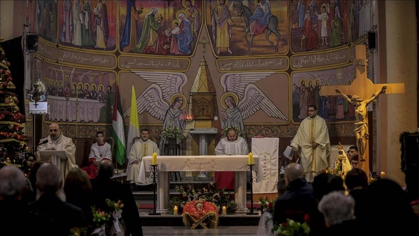 قصف إسرائيلي يعطل قداسا داخل كنيسة العائلة المقدسة في غزة