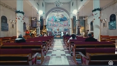 İsrail'in Gazze'ye saldırılarının neden olduğu patlamalar kilisedeki ayine gölge düşürdü