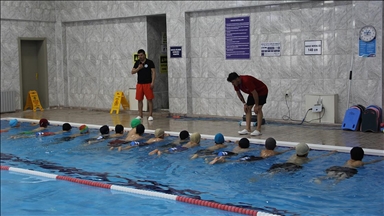 Bozkırdaki çocuklar belediyenin desteğiyle kulaç atmayı öğreniyor