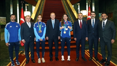 Cumhurbaşkanı Erdoğan, milli tekvandocu Sude Yaren ve Sıla Irmak Uzunçavdar'ı kabul etti