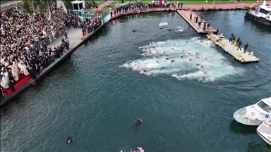 Komuniteti ortodoks në Stamboll shënon Epifaninë me hedhjen e kryqit në ujë
