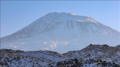 Zinarên bi herikîna xilavên Çiyayê Agiriyê va çêbûne bi berfê nixûmîn