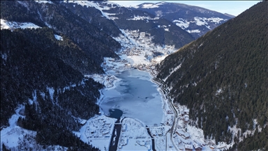 Замрзнатото езеро Узунѓол во турски Трабзон со прекрасен зимски пејсаж