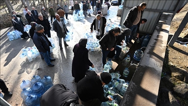 Başkentteki kesintiler nedeniyle vatandaşlar çeşmelerden su dolduruyor