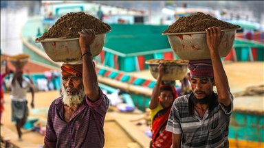 Bangladesh, miniera e rërës në lumenj mbështet ekonominë por dëmton mjedisin