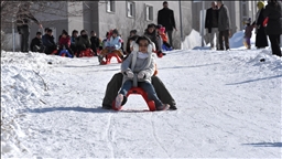 Zarokên Wanî girên ku di binê berfê da mane, kirin pîsta xweşiqitandinê