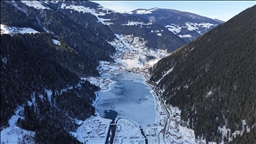 Trabzon'da yüzeyi buz tutan Uzungöl görülmeye değer manzaralar sunuyor