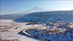Ağrı Dağı'nın lavlarıyla oluşan kayalıklar kar yağışıyla beyaza büründü