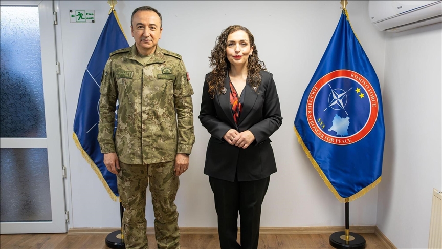 Presidentja Osmani pritet në takim nga Komandanti i KFOR it