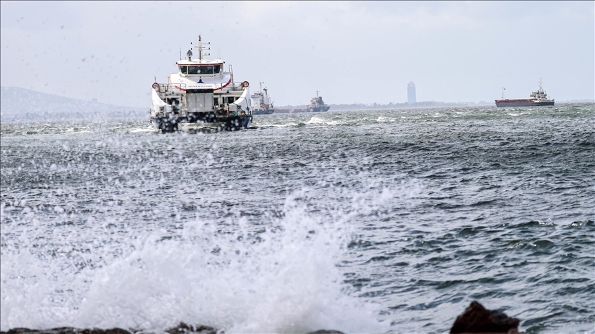 İzmir'de şiddetli rüzgar nedeniyle vapur seferleri iptal edildi