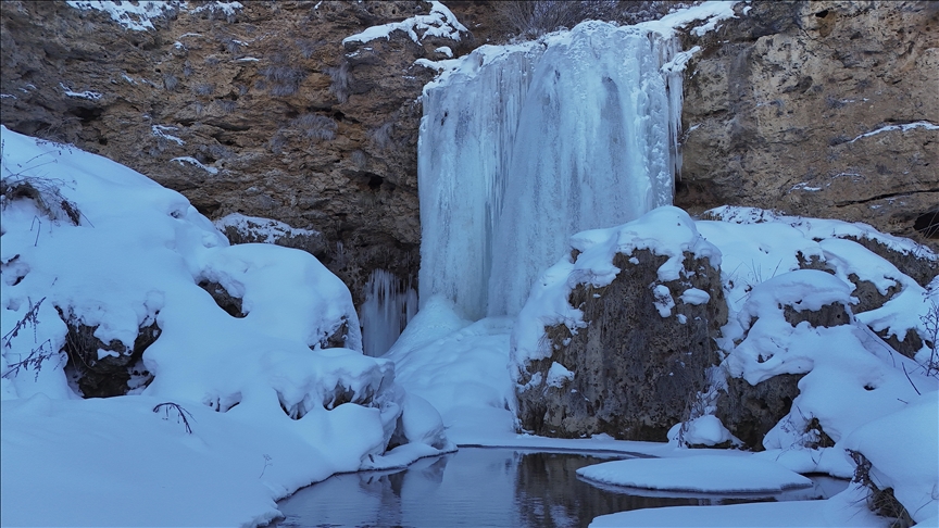 Bayburt'ta Sırakayalar Şelalesi buz tuttu
