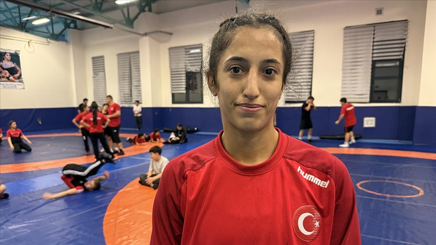 Genç kadın milli güreşçi Avrupa ve dünya şampiyonalarında madalya hedefliyor 