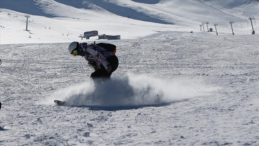 Van'daki Abalı Kayak Merkezi'nde kayak sezonu açıldı