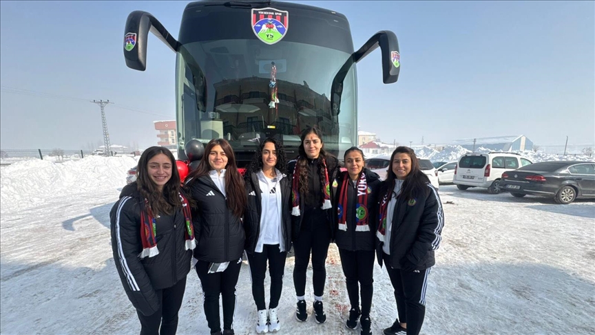 Cumhurbaşkanı Erdoğan, Yüksekovaspor Kadın Futbol Takımı'na otobüs hediye etti