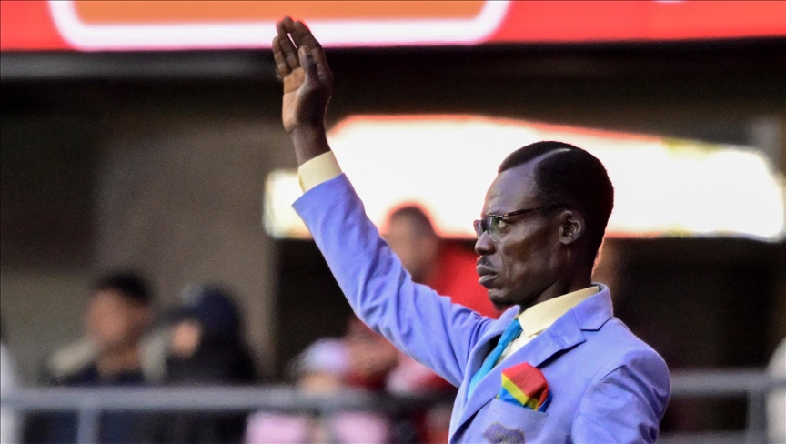 قدم.. مشجع كونغولي يخطف الأنظار في كأس إفريقيا بالمغرب