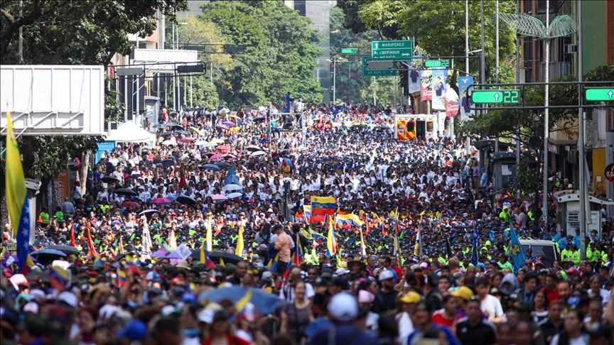 Hiljade ljudi marširalo u Caracasu u znak podrške Maduru