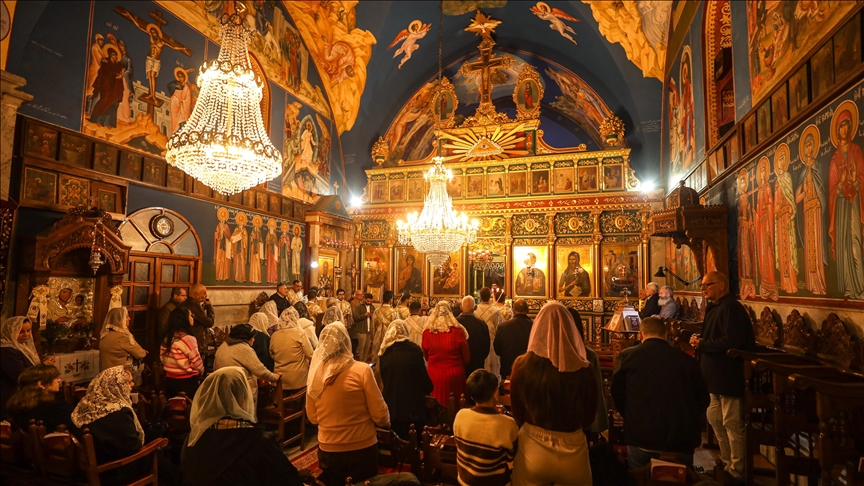 عبادةً وليس احتفالا.. إضاءة الشجرة بكنيسة "برفيريوس" في غزة (تقرير)