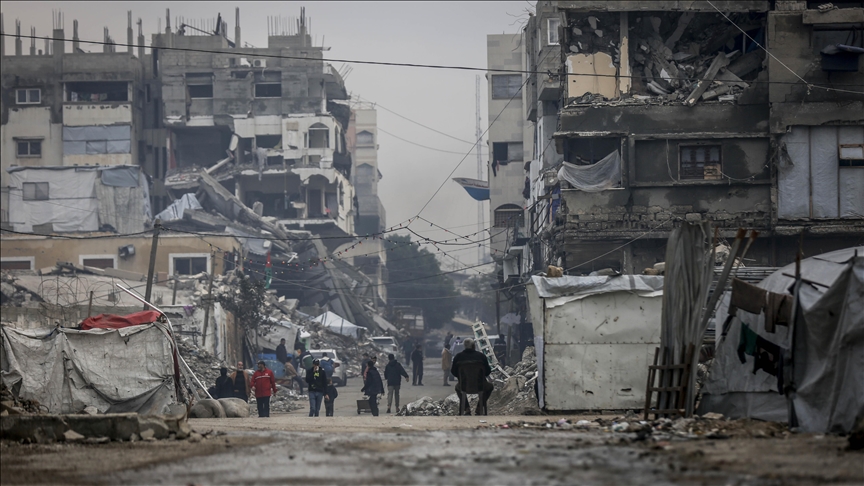 فلسطينيان يعلقان تحت أنقاض منزل قصفته إسرائيل بمدينة غزة