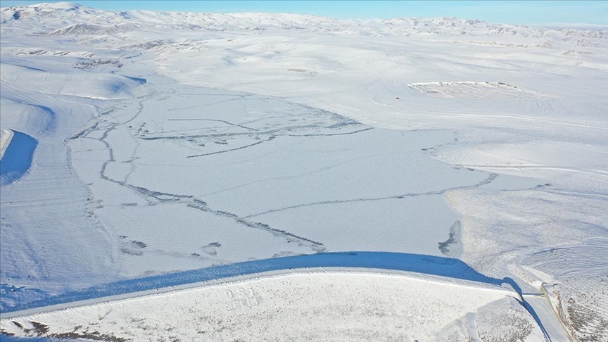 Kars'ta Eskimo usulü balık avcılığının yapıldığı baraj dondu