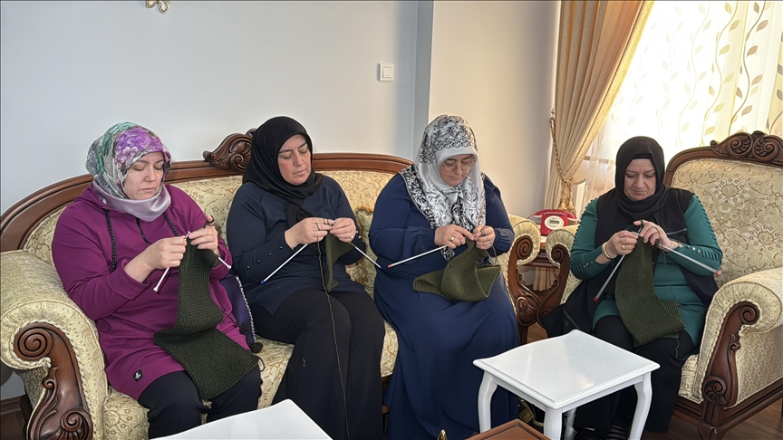 Erzincan'da kadınlar sınırda görevli Mehmetçiğe bere, eldiven ve çorap örüyor