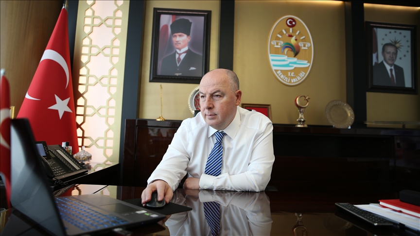 Denizli Valisi Coşkun, AA'nın "Yılın Kareleri" oylamasında tercihlerini yaptı