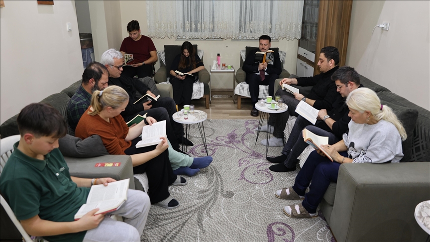 Türkiye'nin en büyük adasında her salı kitaplar aynı anda açılıyor