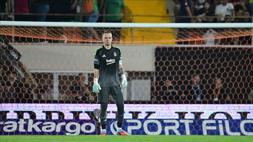 Milli kaleci Mert Günok, Beşiktaş'a veda etti