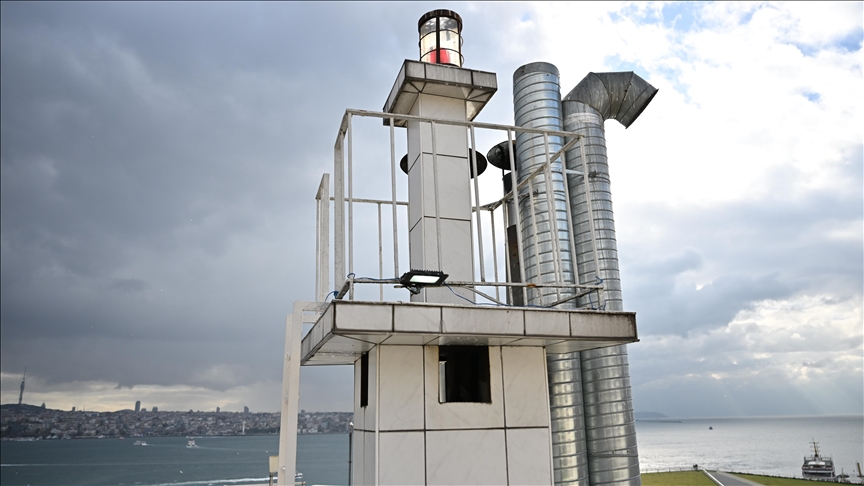 Kabataş'ta apartmanın çatısındaki deniz feneri, müteahhidin işine ve eşine olan aşkını yaşatıyor