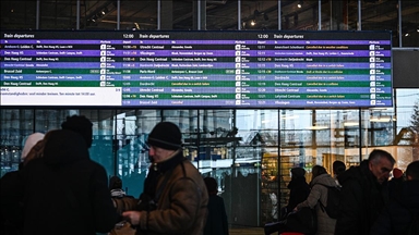 Avrupa'da zorlu kış şartları nedeniyle yüzlerce uçuşta iptal ve gecikme yaşanıyor