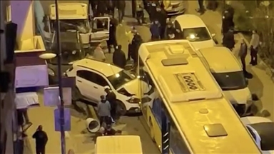 Bahçelievler'de kontrolden çıkan kamyonet 4 araç ile İETT otobüsüne çarptı