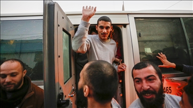  غزة.. إسرائيل تطلق سراح 10 أسرى والصليب الأحمر ينقلهم إلى مستشفى