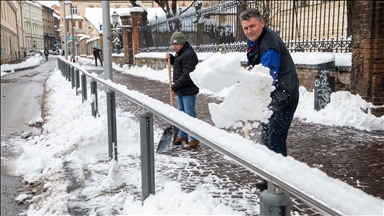 Reshjet e borës dhe shiu i akullt shkaktojnë pengesa në Sarajevë, Zagreb dhe Lubjanë