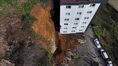 Trabzon'da toprak kaymasından etkilenen binada hasar tespit çalışmaları sürüyor