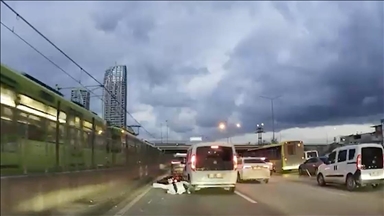 Bursa'da hafif ticari aracın motosikletle çarpıştığı kaza kamerada