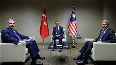 وزير الخارجية التركي يلتقي رئيس الوزراء الماليزي في أنقرة
