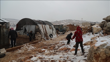 خيام تتداعى تحت الثلوج.. الشتاء يعمق مأساة النازحين شمالي سوريا 