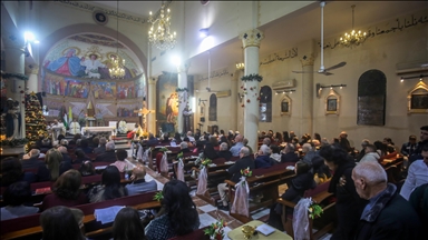 عبادةً وليس احتفالا.. إضاءة الشجرة بكنيسة "برفيريوس" في غزة